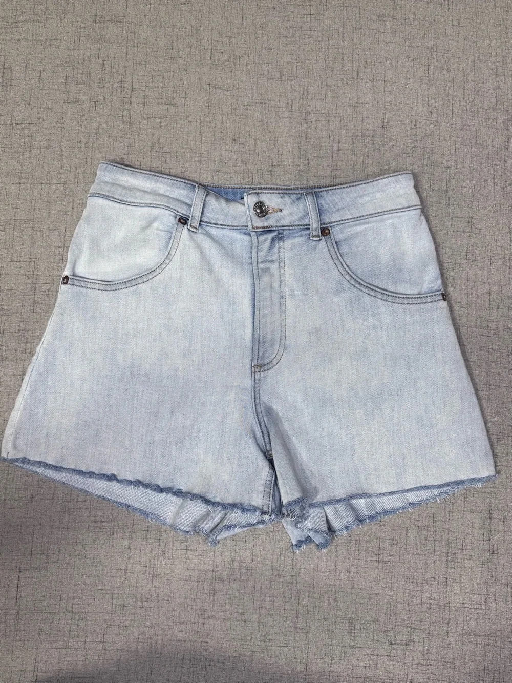Express High Waisted Curvy Mom Jean Shorts  Light Wash Raw Hem 3” Inseam Size 6